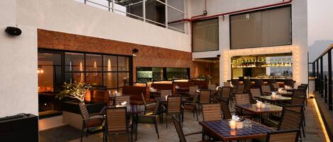 2 restaurantes; se sirve desayuno, almuerzo y cena; cocina internacional