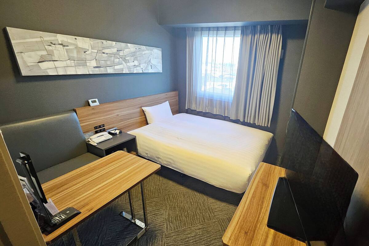 Desk, WiFi (free), bed sheets