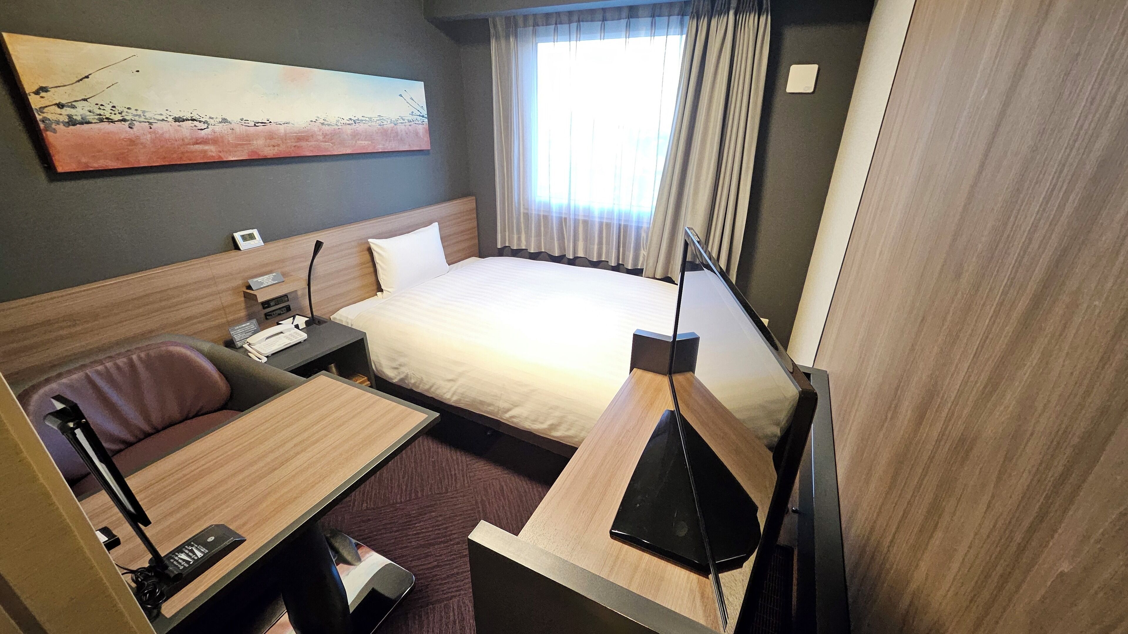 Escritorio, wifi gratis y ropa de cama 