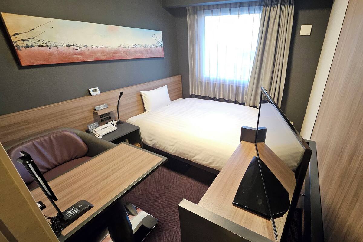 Desk, WiFi (free), bed sheets