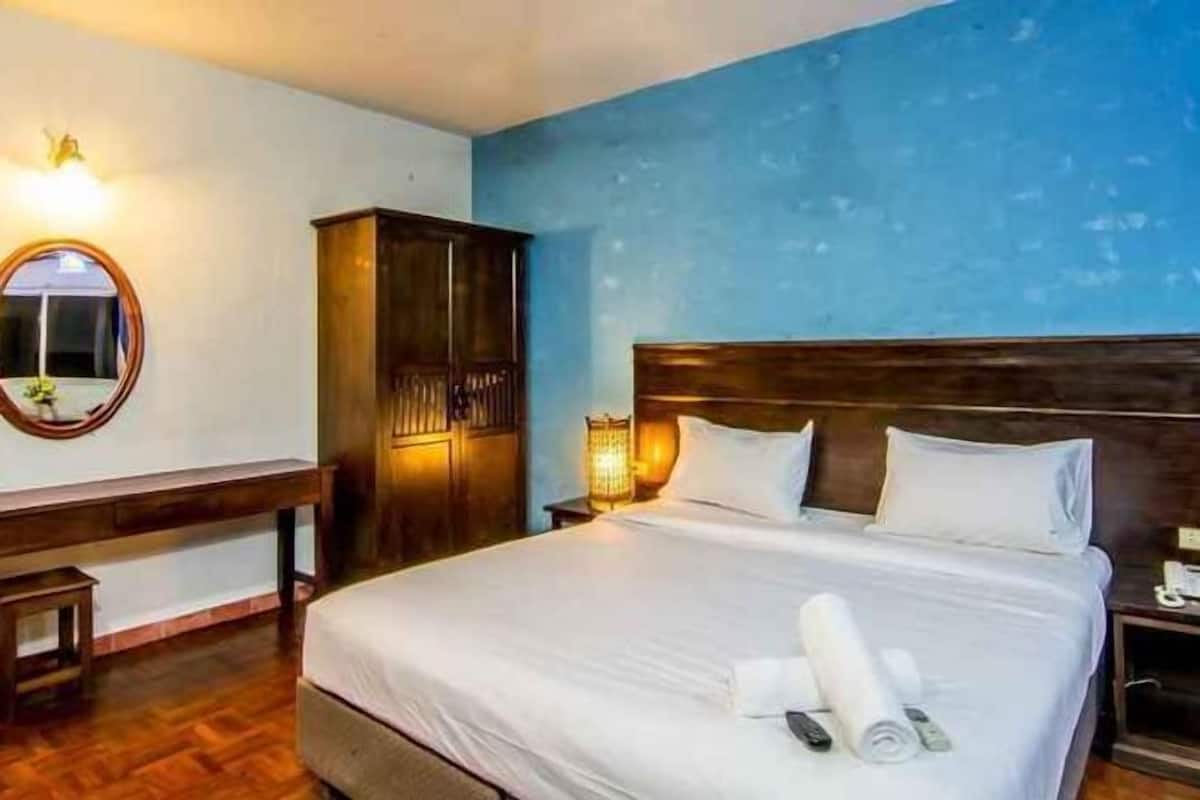 Desk, blackout drapes, free WiFi, bed sheets