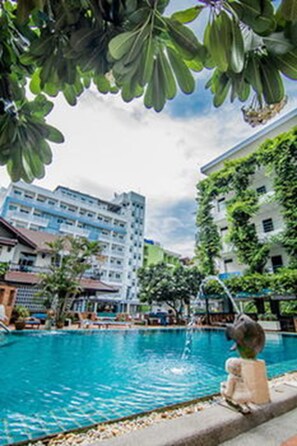 Piscina externa, espreguiçadeiras