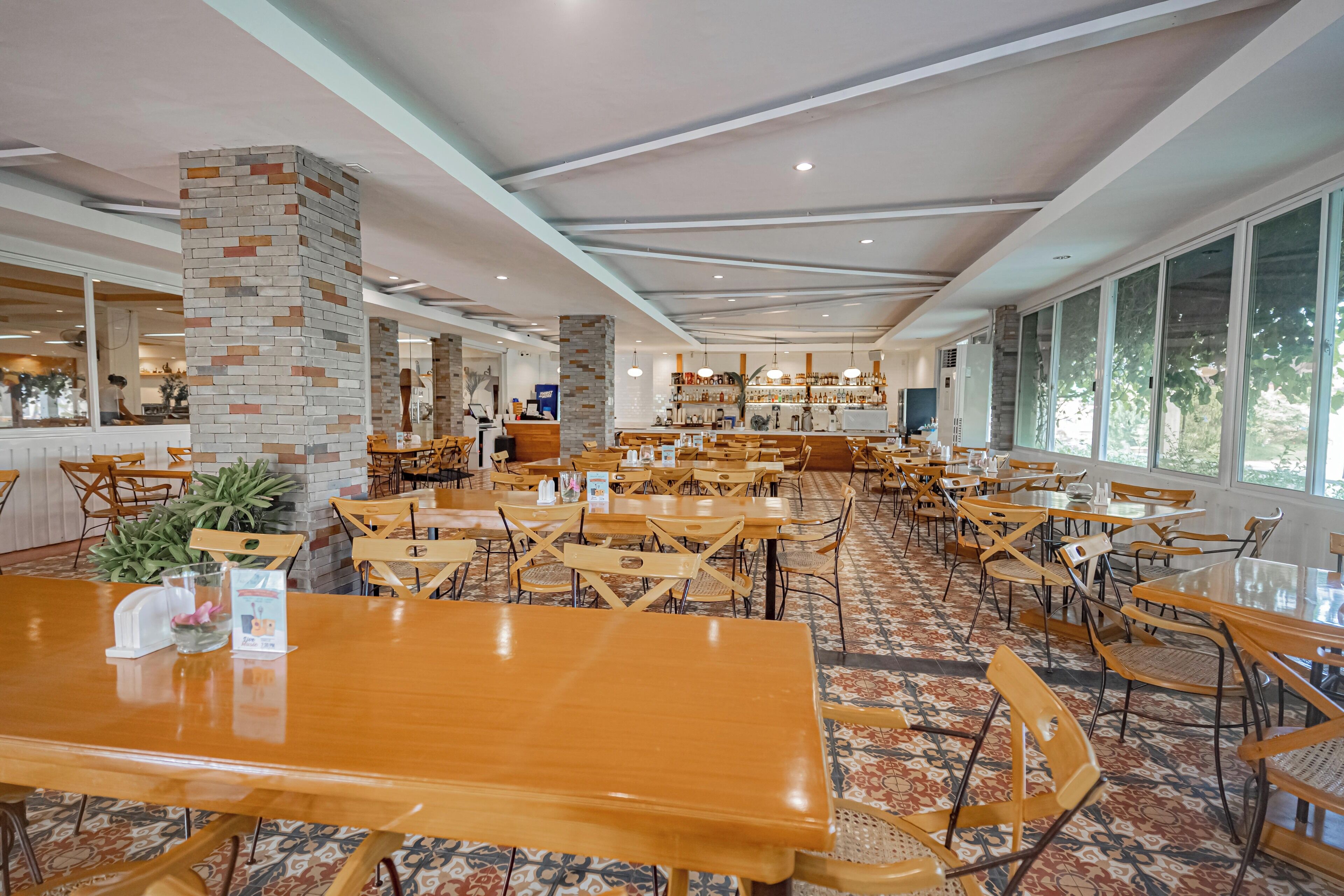 2 restauranter, frokost, lunsj og middag serveres, internasjonale retter