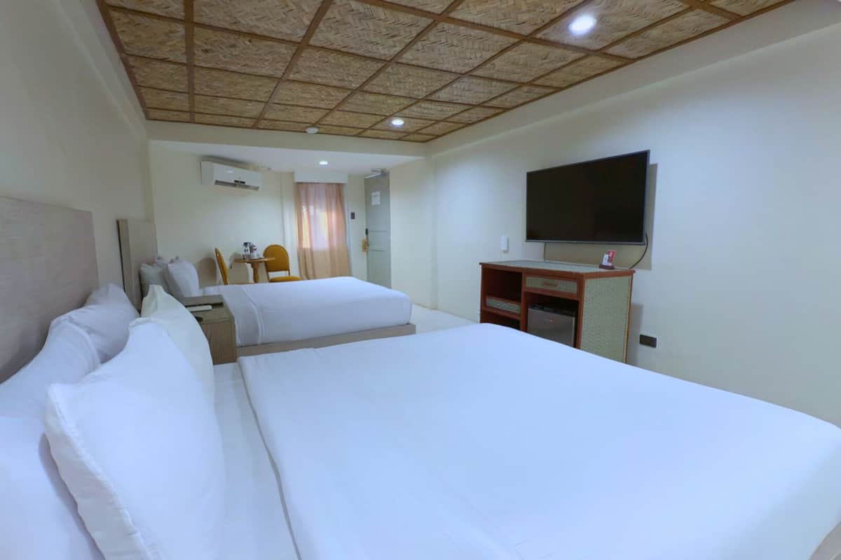 Deluxe Room Pool View w/ Balcony
