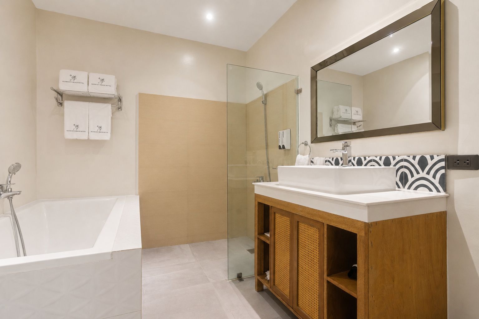 Un baño moderno con una bañera independiente, ducha con cerramiento de vidrio y tocador de madera con lavamanos.
