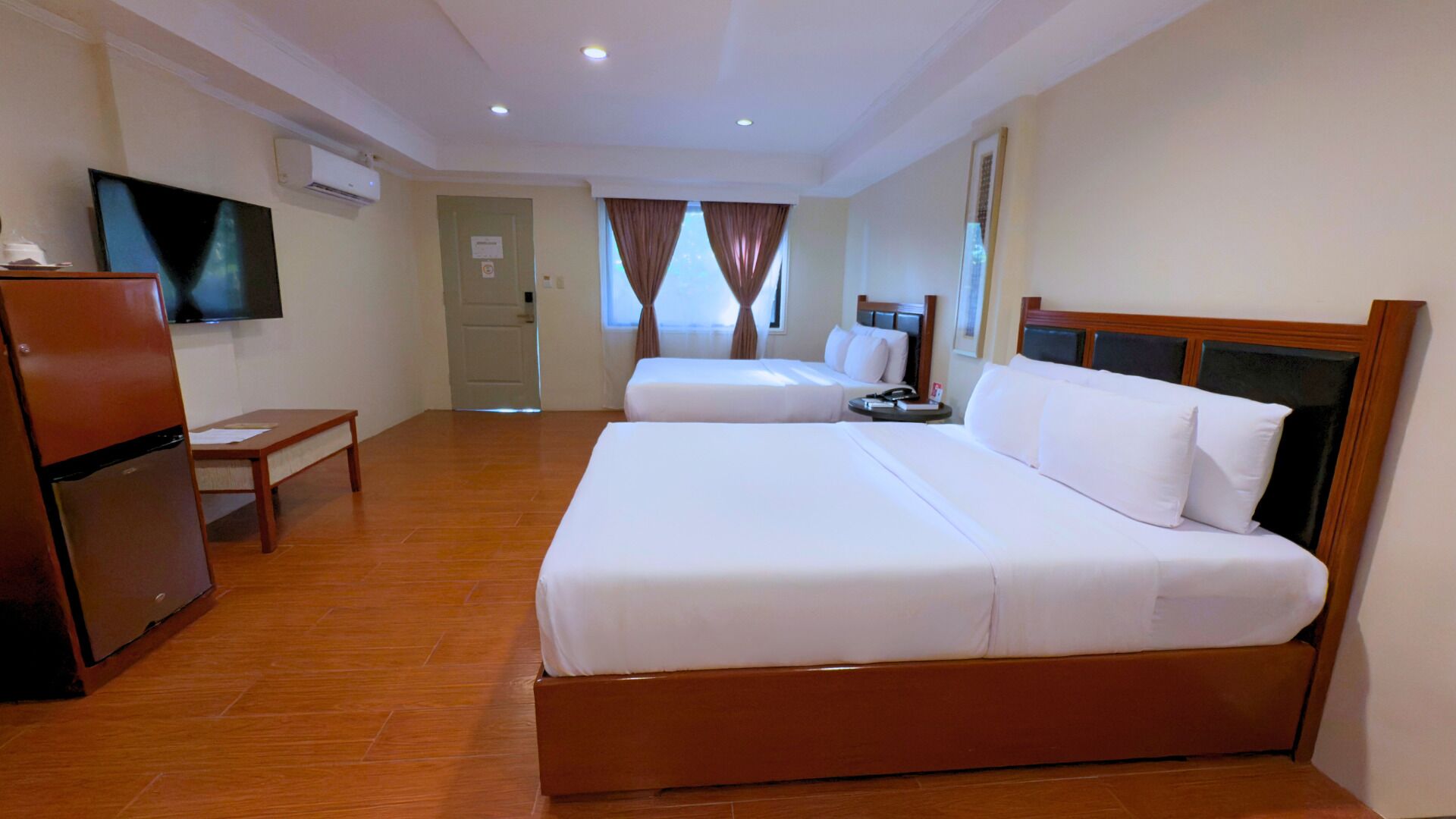 Deluxe Room with Balcony | Iron/ironing board, bed sheets