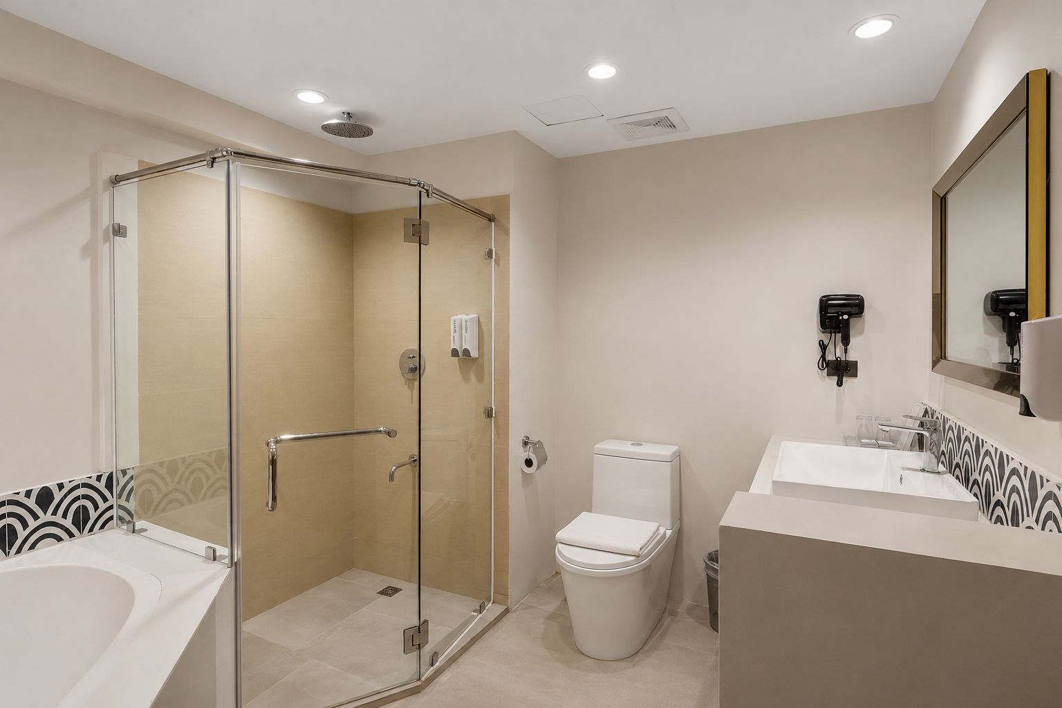 Ein modernes Badezimmer mit einer gläsernen Duschkabine, einer Toilette und einem Waschbecken mit Spiegel.