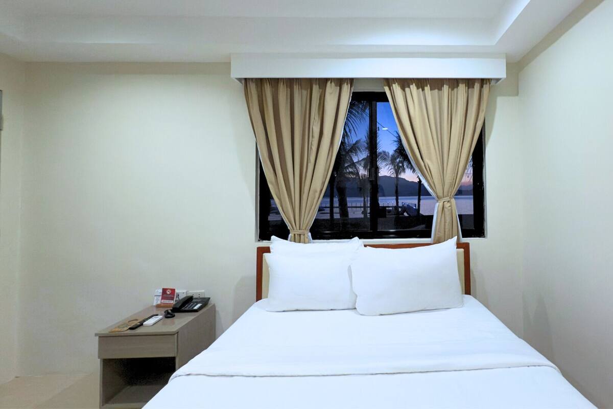 3 Bedroom Villa w/ Whirlpool | Iron/ironing board (on request), bed sheets