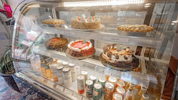 2 间餐厅,供应早餐、午餐和晚餐,国际美食