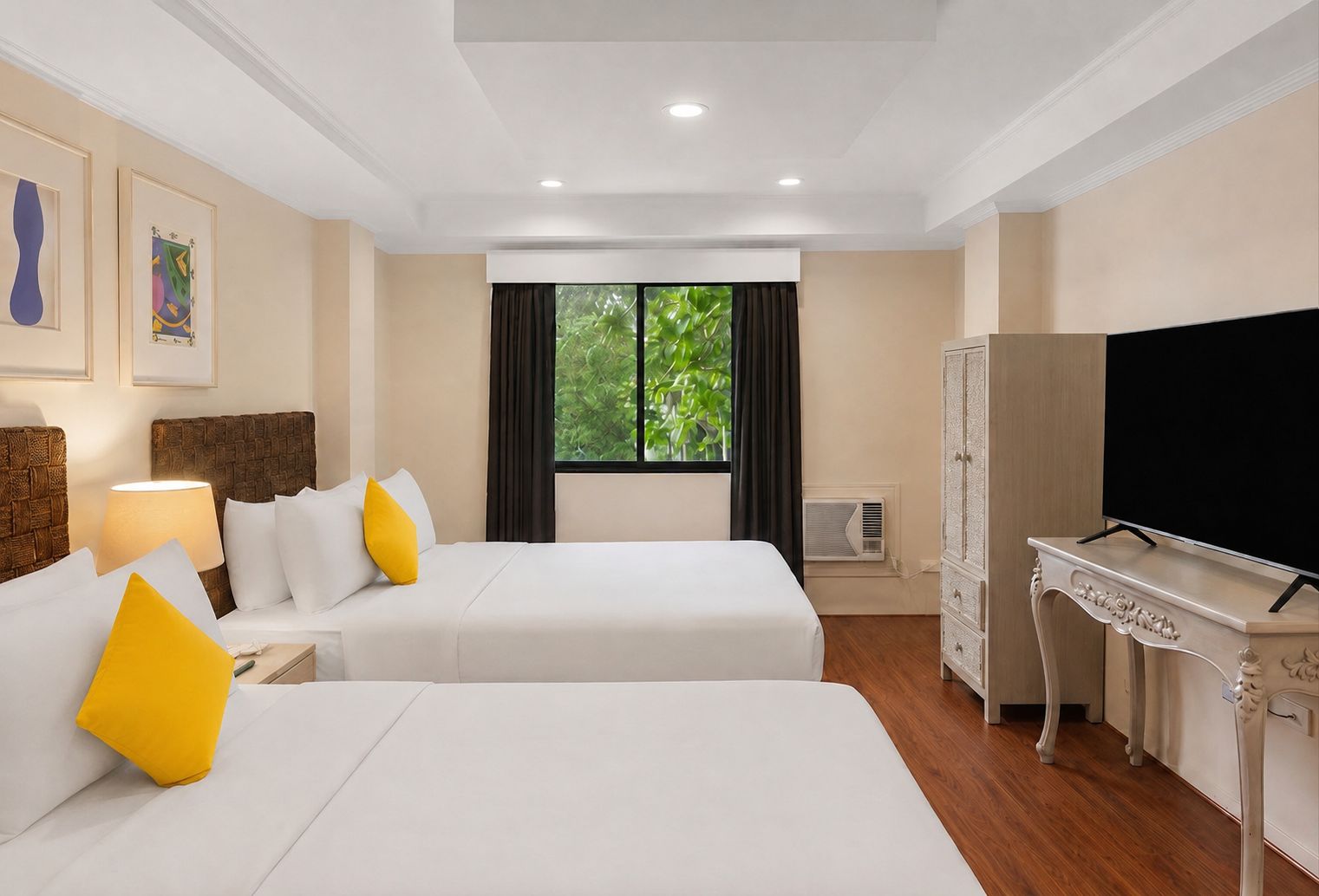 Habitación de hotel con dos camas, televisor, armario y ventana con cortinas.