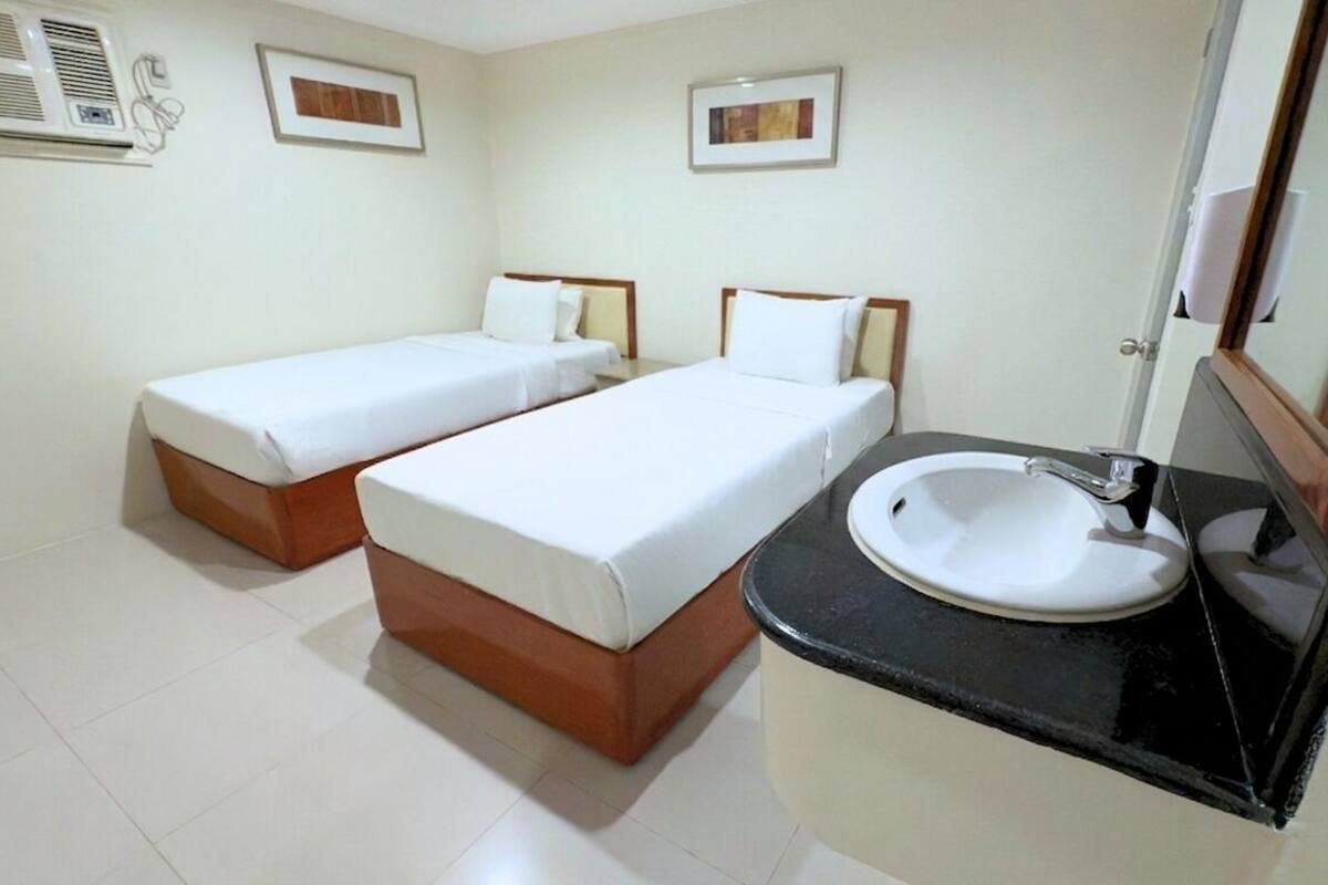 3 Bedroom Villa w/ Whirlpool | Iron/ironing board (on request), bed sheets