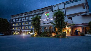 Un hotel con un cartel que dice "White Rock Beach Hotel & Waterpark" y "Subic, Filipinas".