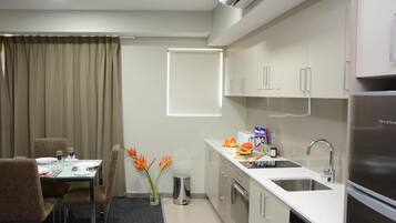 Full-size fridge, microwave, oven, stovetop
