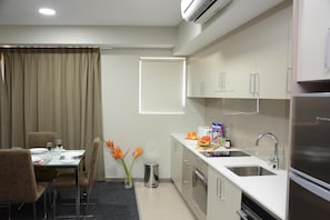 Full-sized fridge, microwave, oven, stovetop