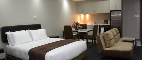 Literie de qualité supérieure, bureau, fer et planche à repasser