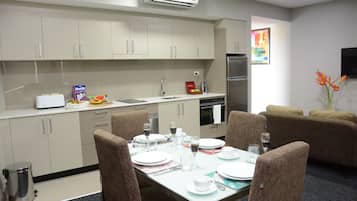 Full-sized fridge, microwave, oven, stovetop