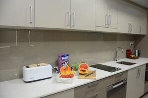Daily cooked-to-order breakfast for a fee - Ratsun Nadi Airport Apartment Hotel (Nadi)