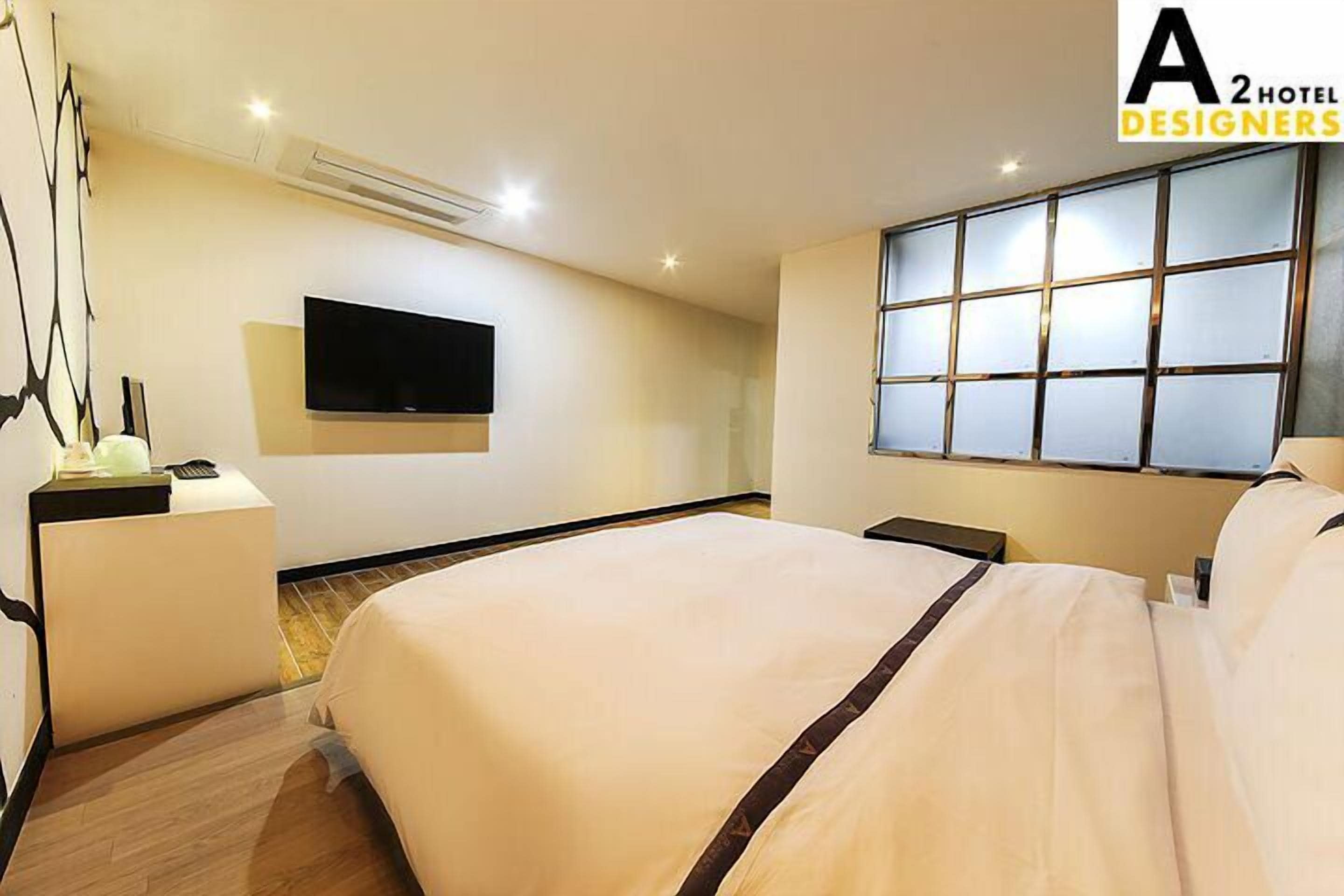 standard room | desk, soundproofing, free wifi, bed sheets