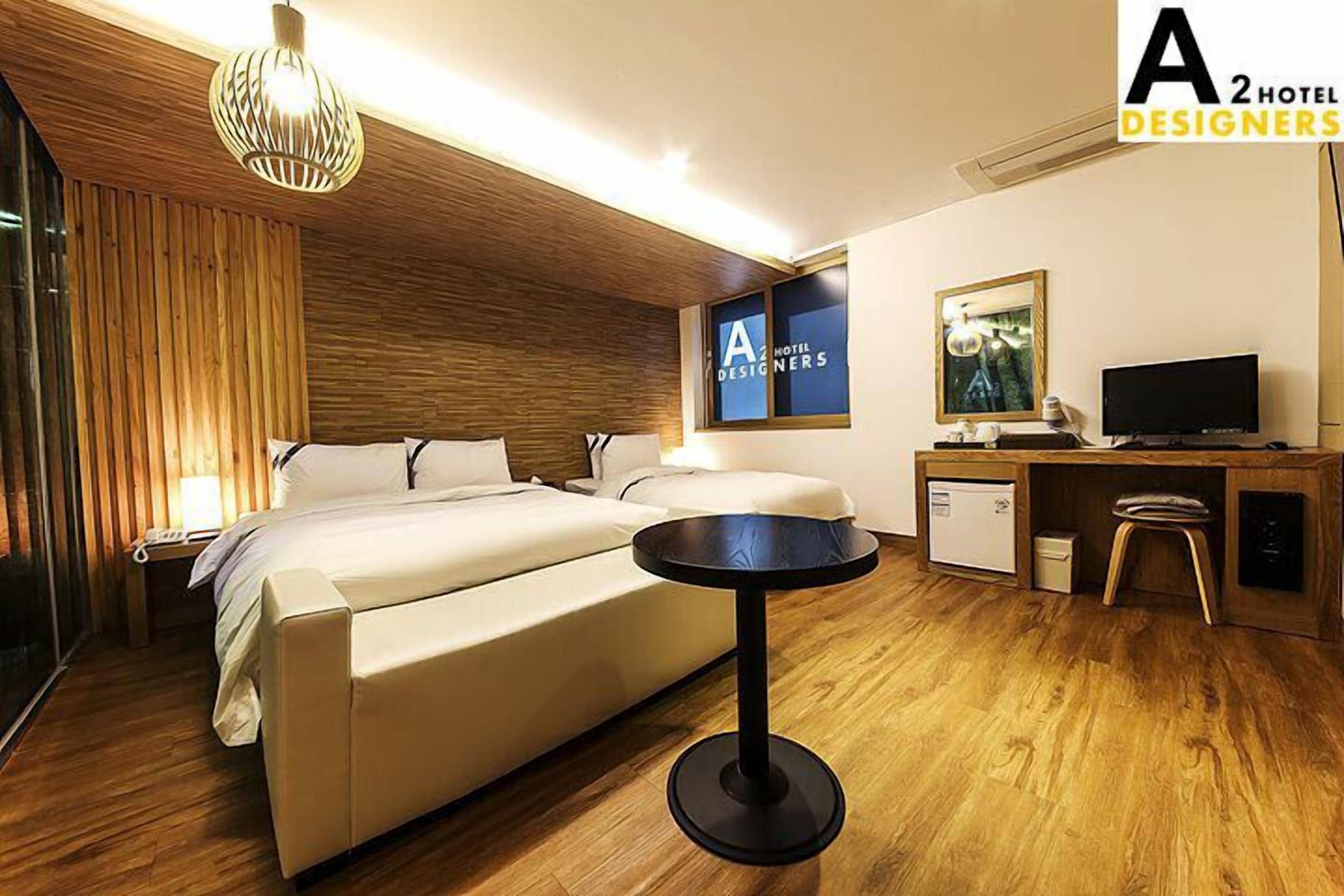 twin room | desk, soundproofing, free wifi, bed sheets