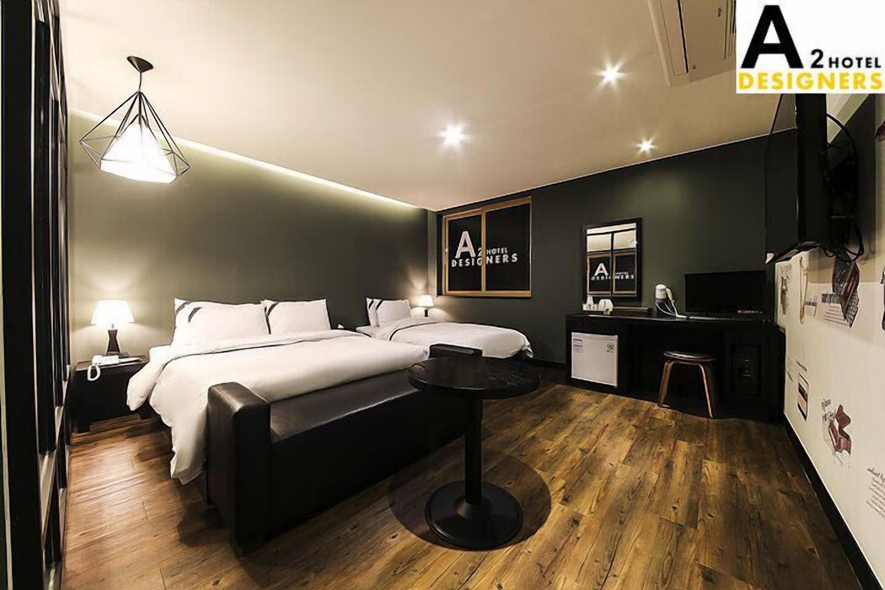 Desk, soundproofing, free WiFi, bed sheets