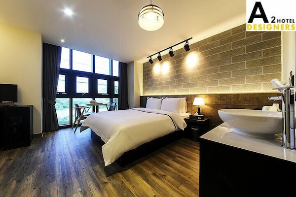 Desk, soundproofing, free WiFi, bed sheets