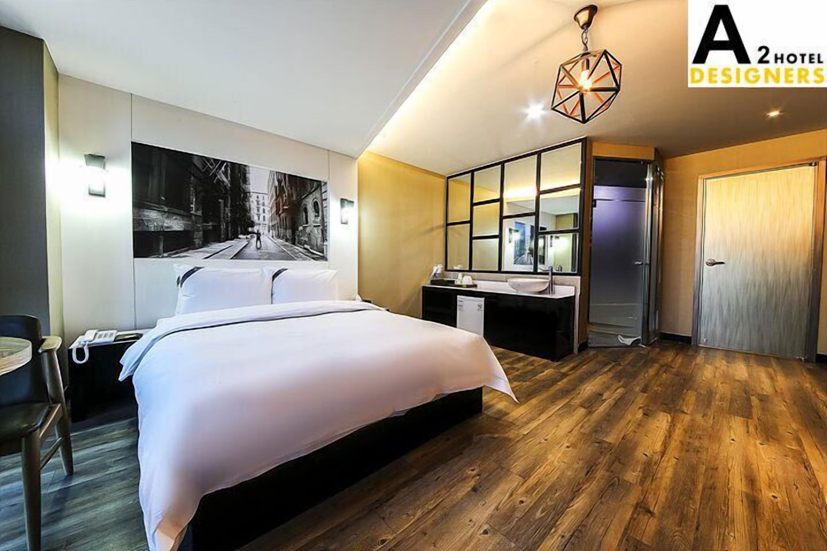 Desk, soundproofing, free WiFi, bed sheets