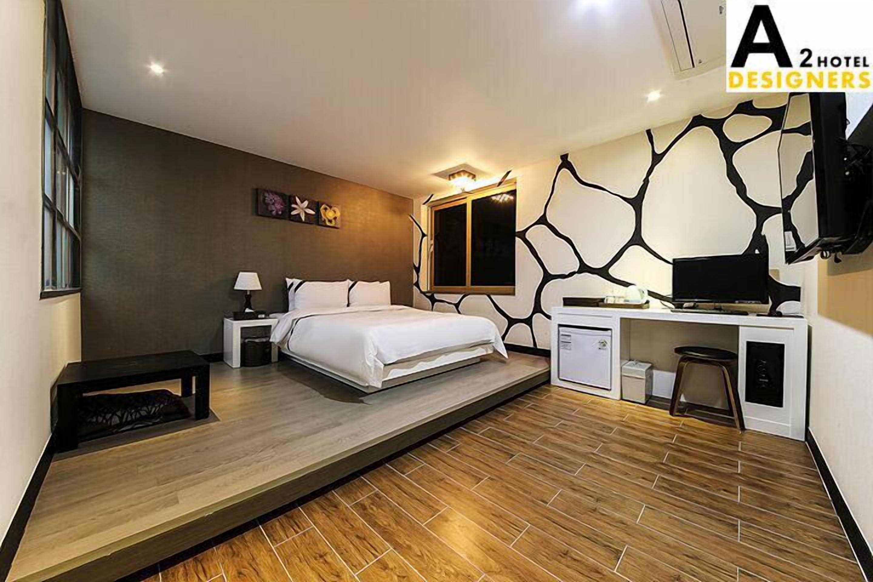 desk, soundproofing, free wifi, bed sheets