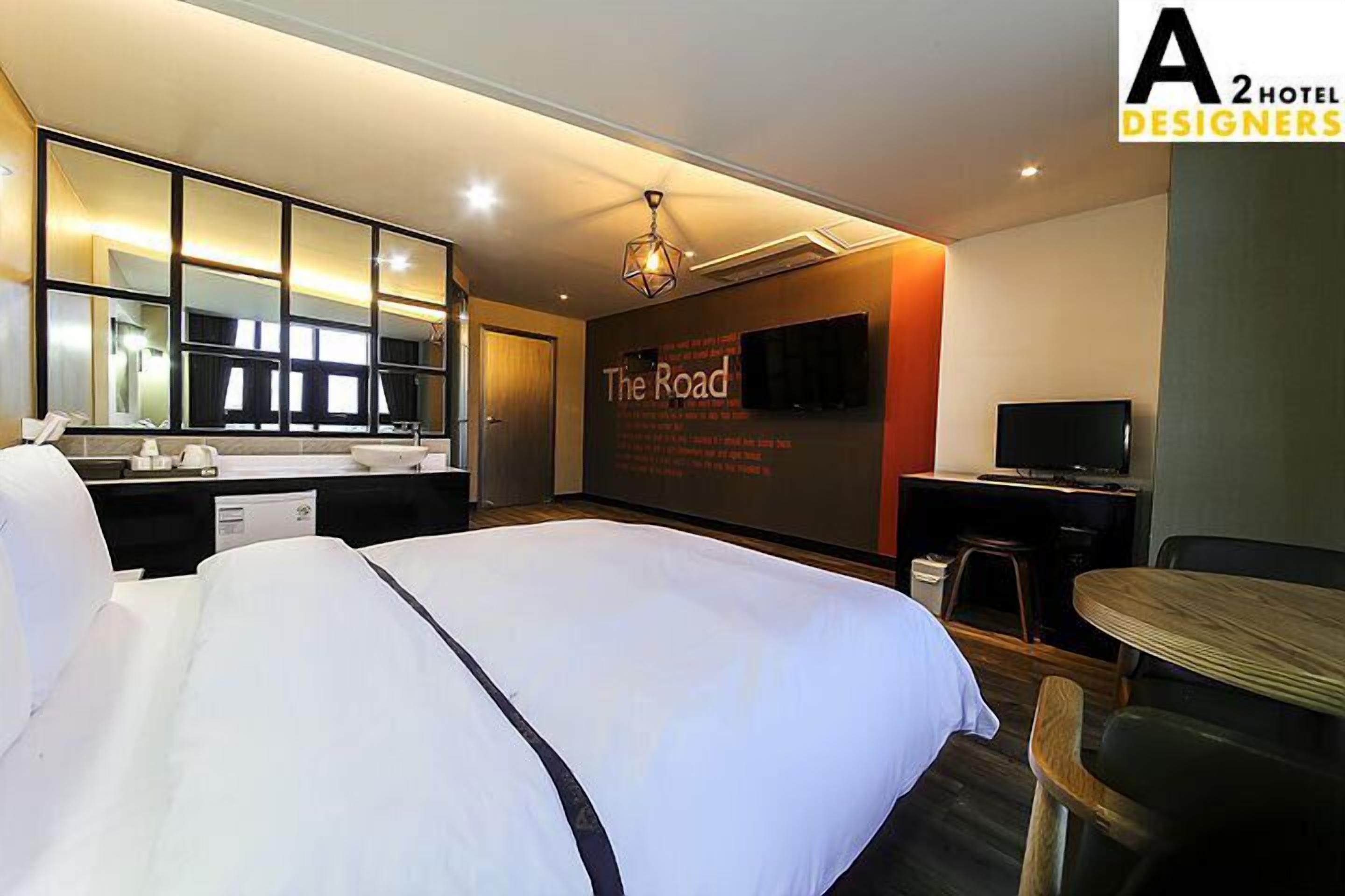 deluxe room | desk, soundproofing, free wifi, bed sheets