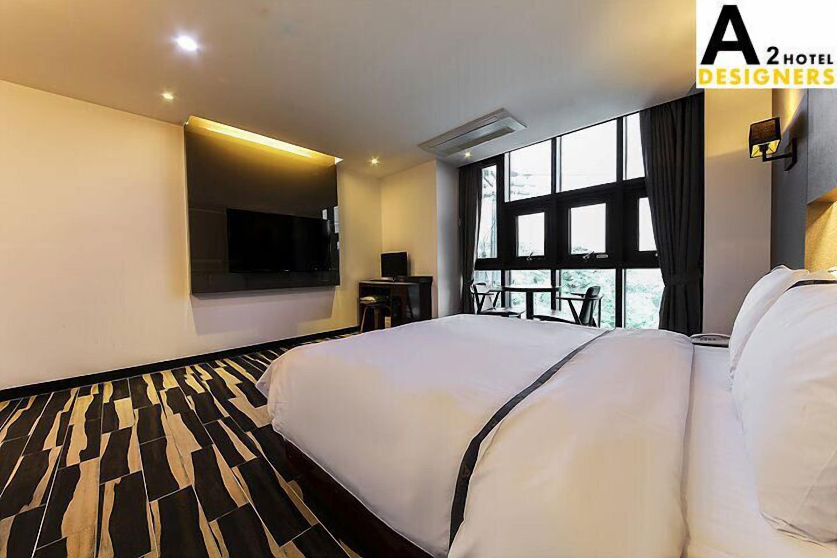 deluxe room | desk, soundproofing, free wifi, bed sheets