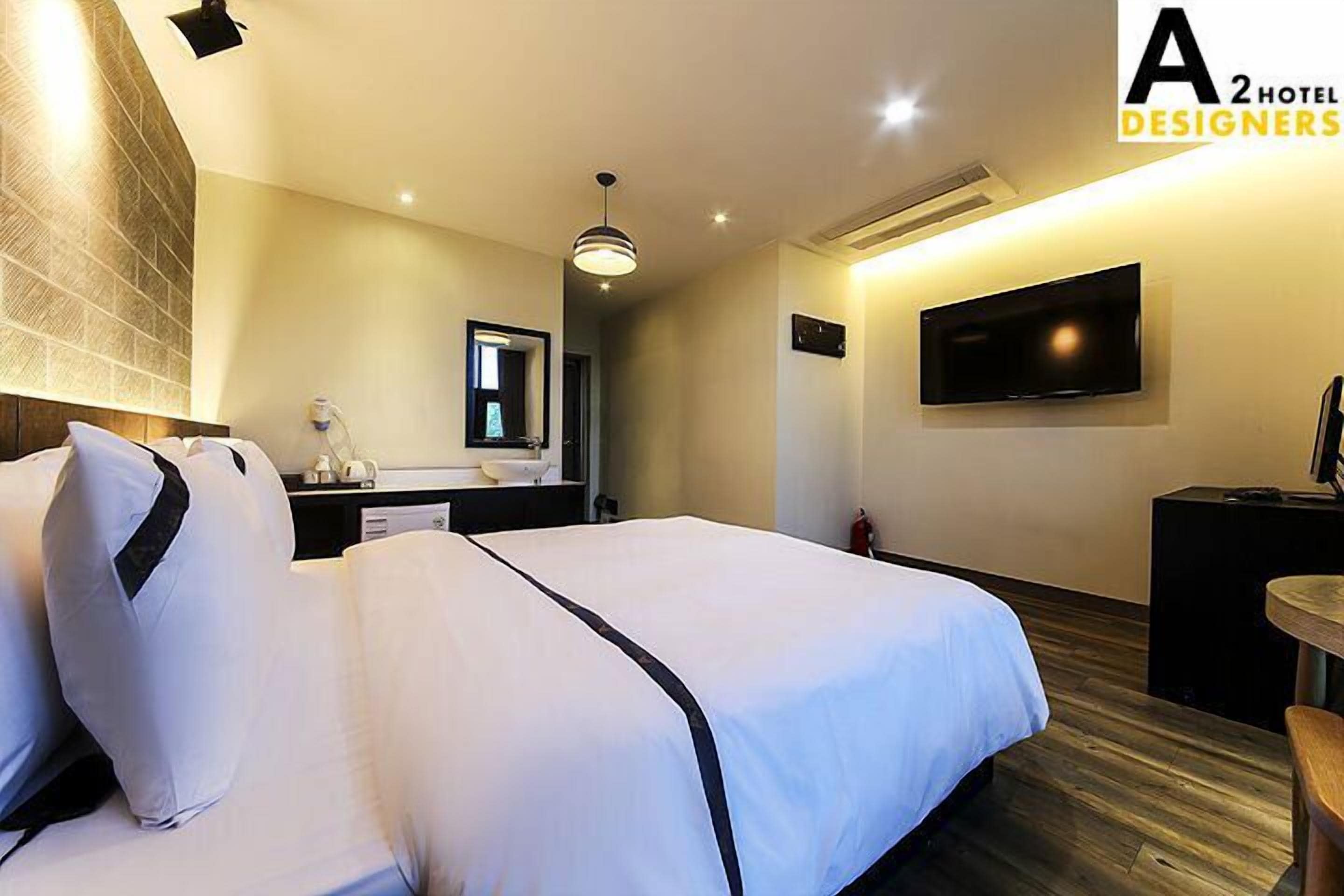 desk, soundproofing, free wifi, bed sheets