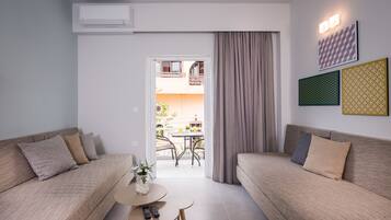 Căn hộ Superior | Khu phòng khách | TV màn hình phẳng 22-inch có truyền hình vệ tinh, TV