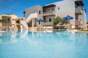 Outdoor pool, pool umbrellas, sun loungers