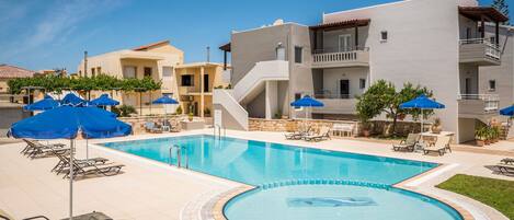 Outdoor pool, pool umbrellas, sun loungers