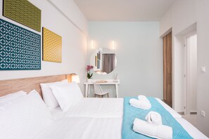 Superior appartement | Een kluis op de kamer, een bureau, verduisterende gordijnen