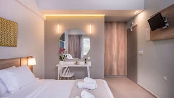 Két bảo mật tại phòng, bàn, màn/rèm cản sáng, bàn ủi/dụng cụ ủi quần áo