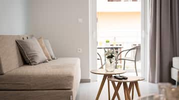 Căn hộ Superior | Khu phòng khách | TV màn hình phẳng 22-inch có truyền hình vệ tinh, TV