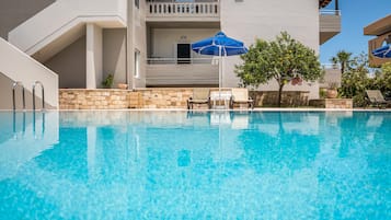 Hồ bơi ngoài trời, dù/ô trên bãi biển/hồ bơi, ghế dài tắm nắng