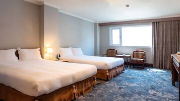 Quadruple Room, Bathtub | Premium bedding, laptop workspace, blackout drapes, iron/ironing board