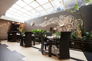 Breakfast, lunch, dinner served; Chinese cuisine 