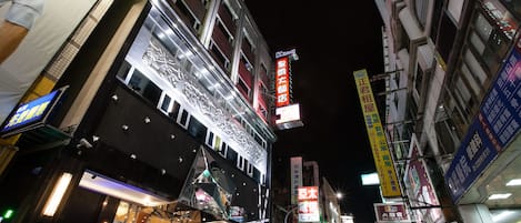 Front of property ā evening/night