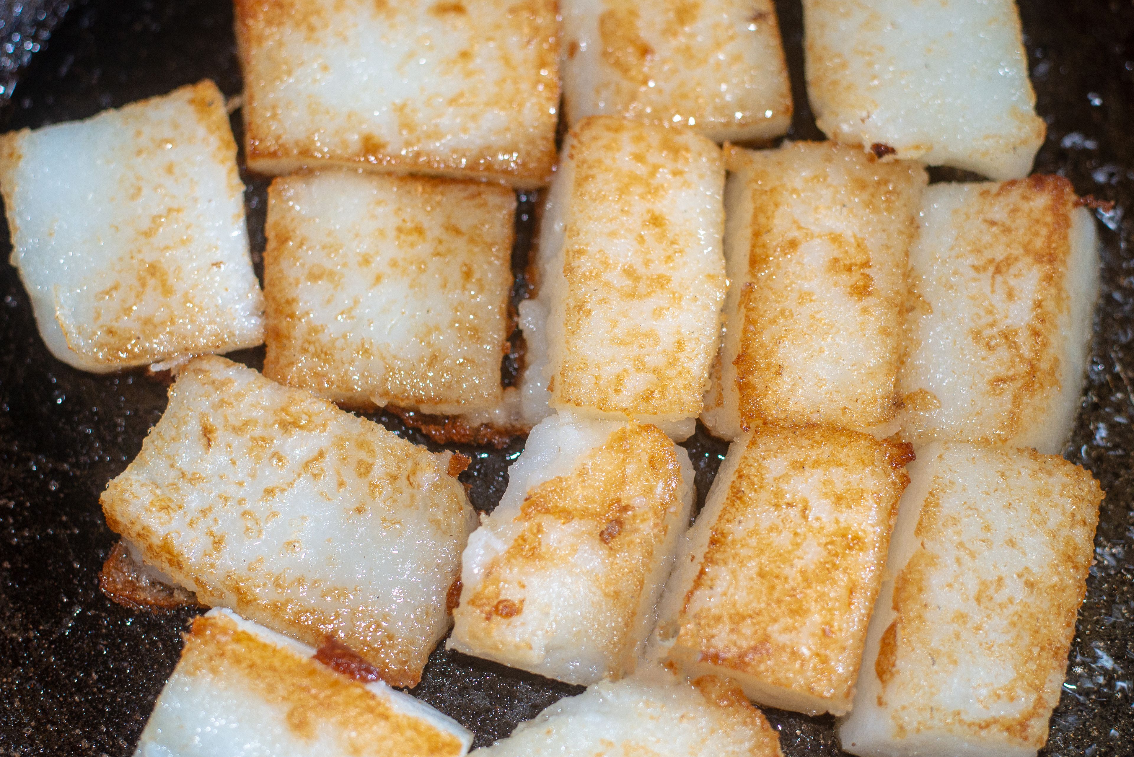 Varios alimentos cocinándose en una sartén.