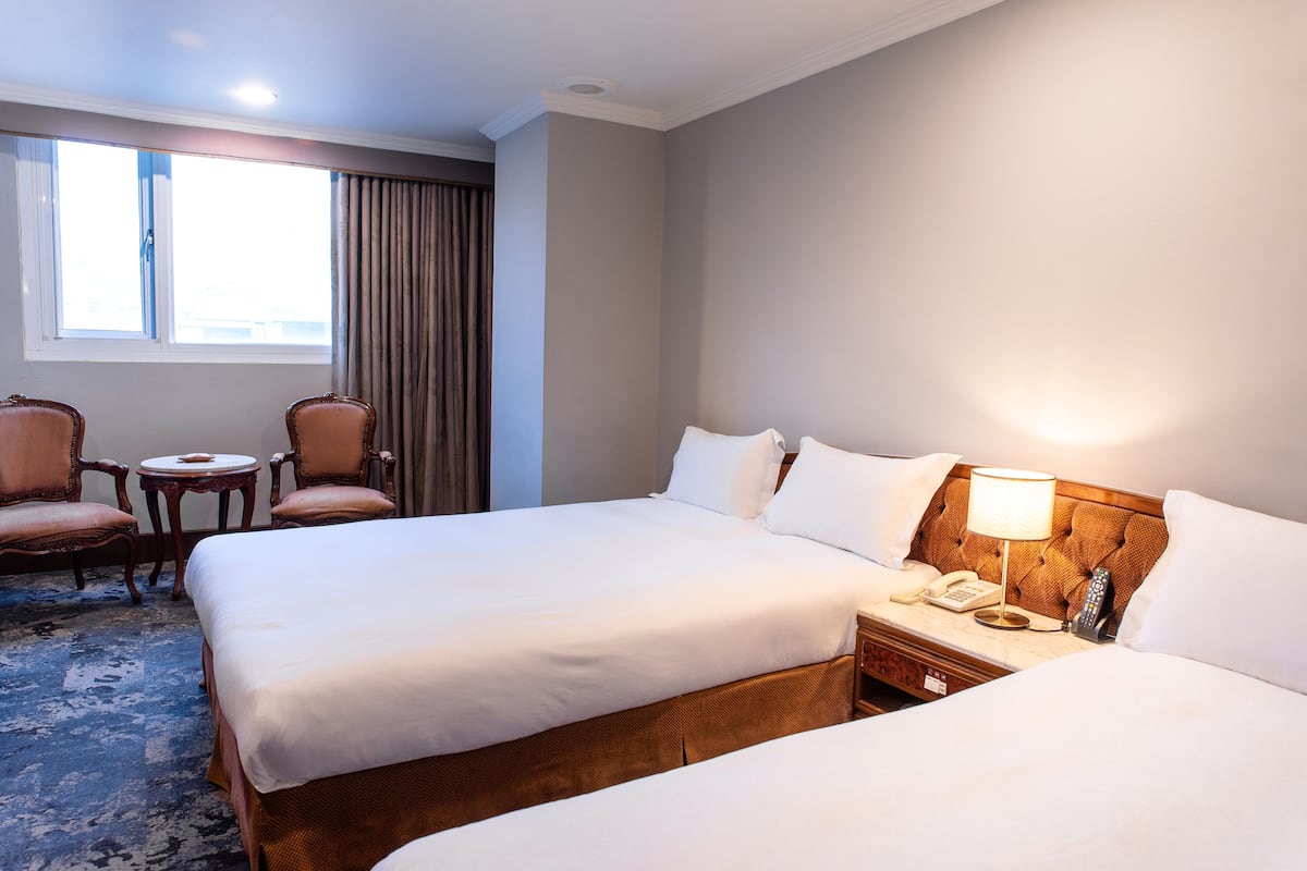 Quarto triplo, banheira | Roupas de cama premium, espaço de trabalho para notebook