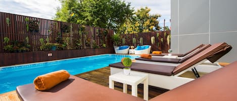 Una piscina al aire libre de temporada