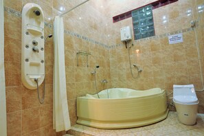 Phòng Premium, 2 phòng ngủ, hút thuốc, quang cảnh núi | Phòng tắm | Đồ dùng nhà tắm miễn phí 