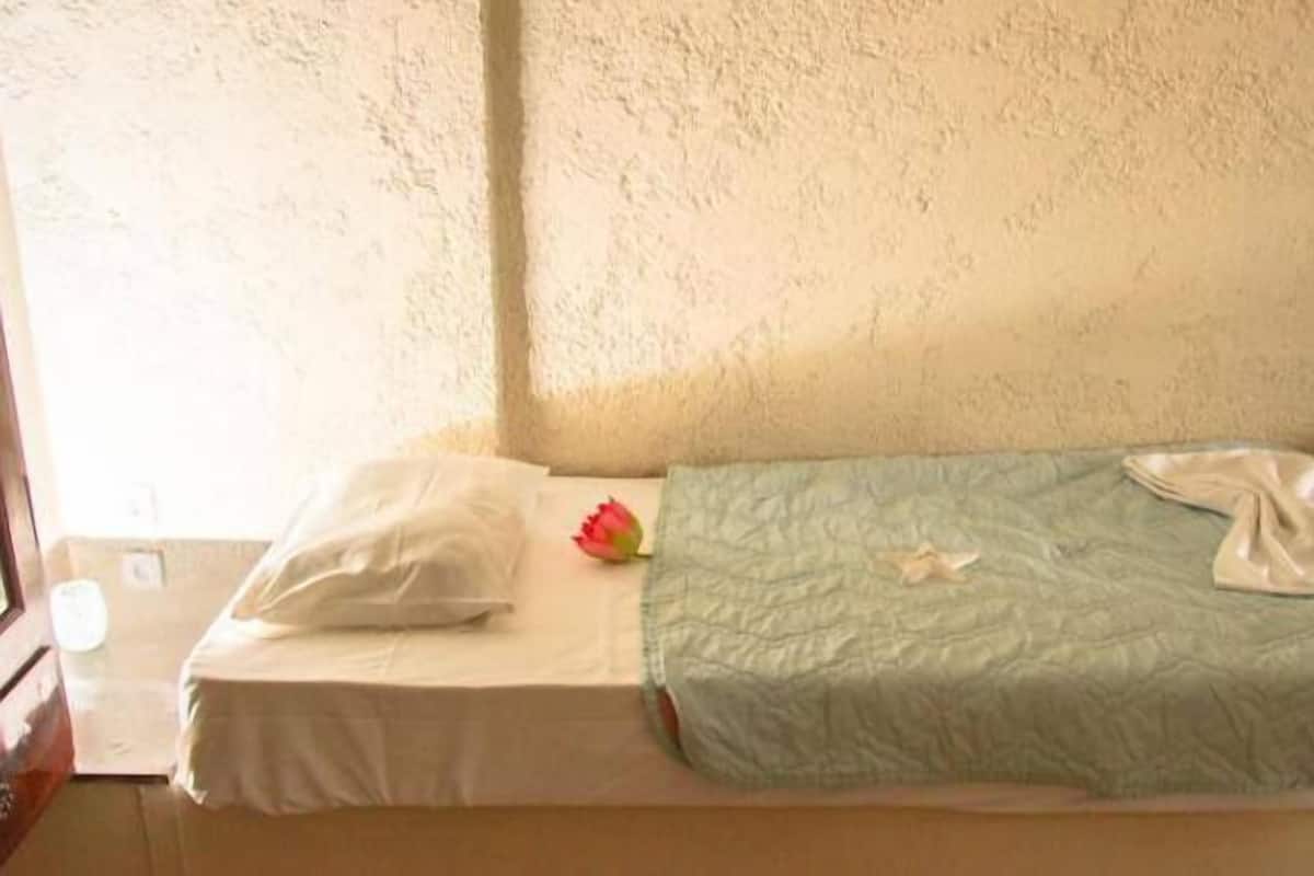 Appartement, 2 slaapkamers, uitzicht op zee | Een kluis op de kamer, een strijkplank/strijkijzer, gratis babybedden