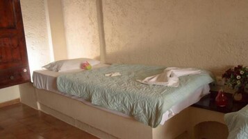 Caja de seguridad en la habitación y tabla de planchar con plancha 