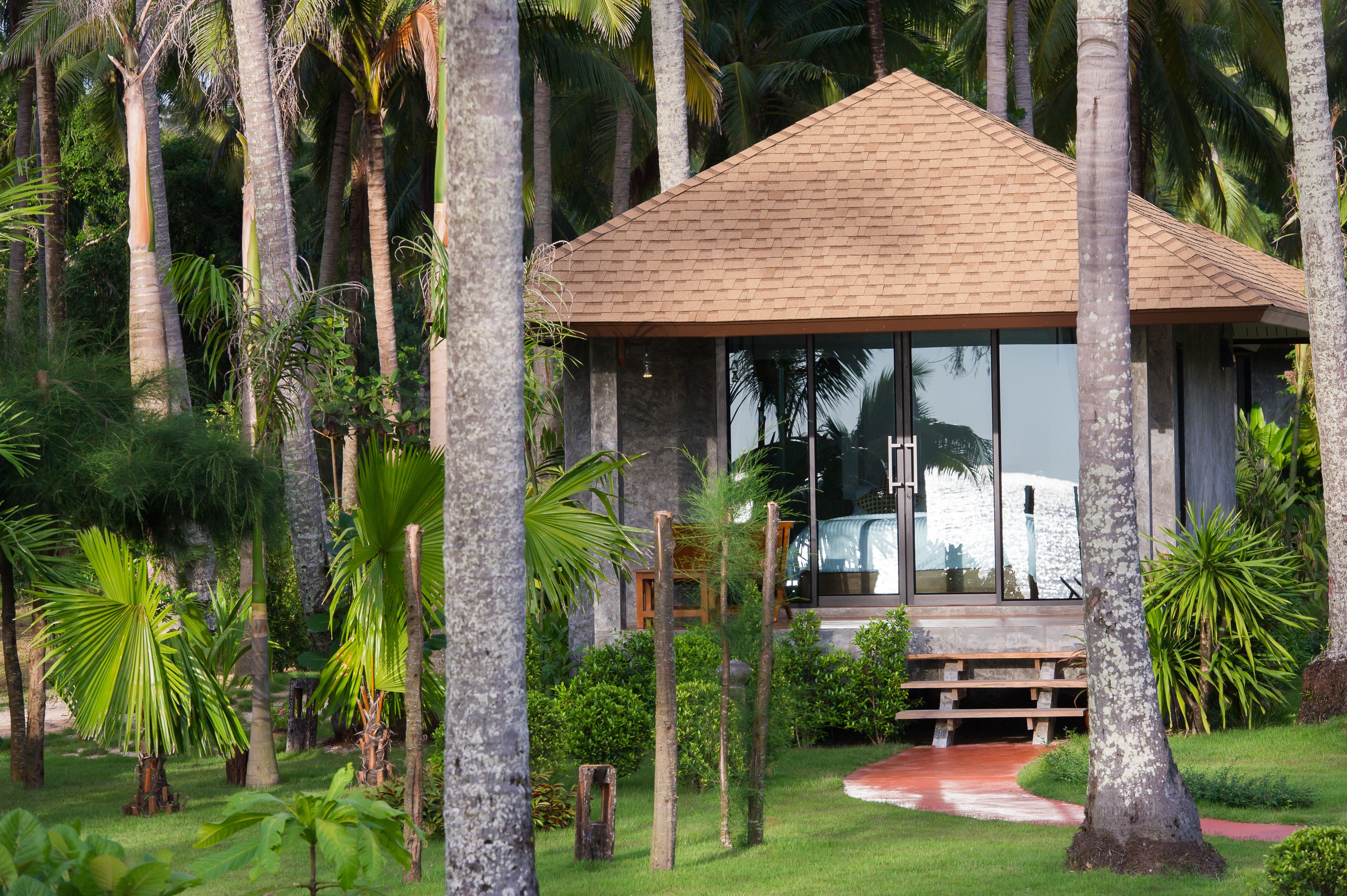 beachfront cottage | garden