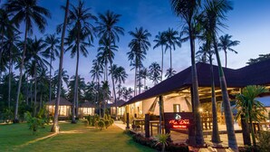 A resort with a covered outdoor area, palm trees, and a sign for 'Mc Dee Resort'. - Medee Resort (Ko Kood)
