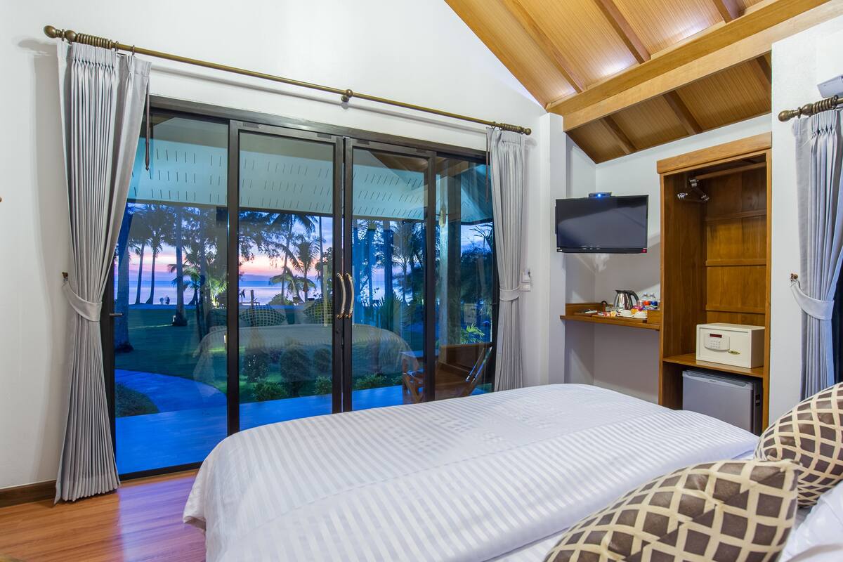 Minibar, brankas, tempat tidur lipat/tambahan, dan Wi-Fi gratis