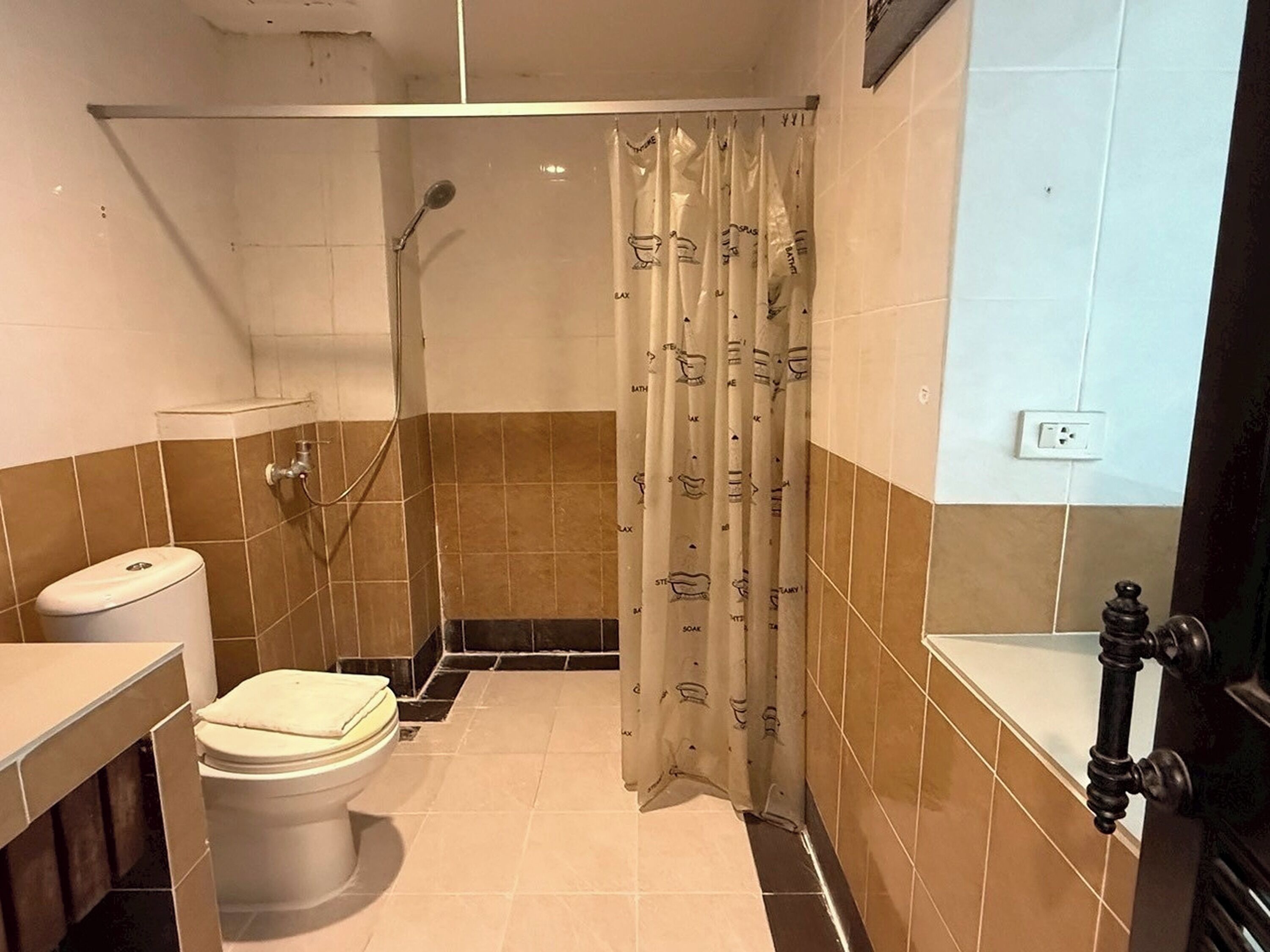 A bathroom with a toilet, shower, and bathtub.